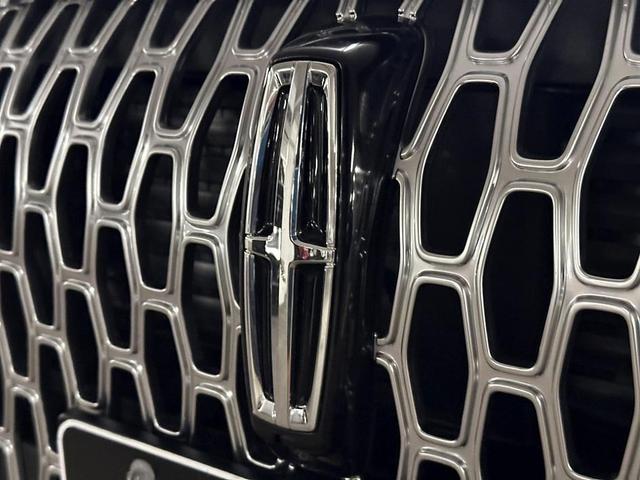 Photo of 2025 White Lincoln Corsair