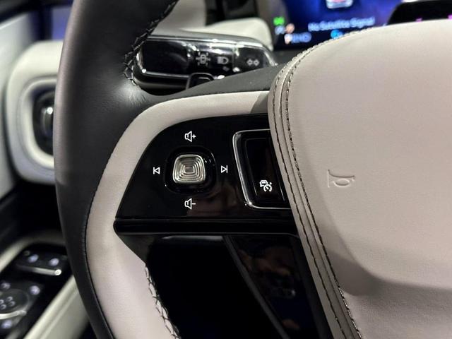 Photo of 2025 White Metallic Lincoln Aviator