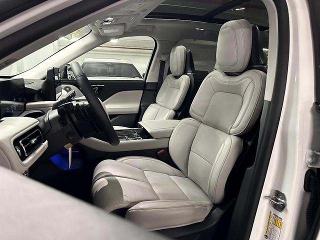 Photo of 2025 White Metallic Lincoln Aviator