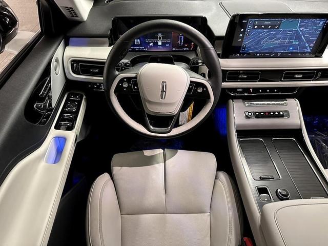 Photo of 2025 White Metallic Lincoln Aviator