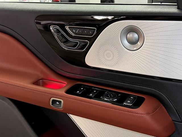 Photo of 2025 White Metallic Lincoln Aviator