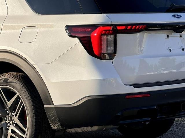 Photo of 2025 White Ford Explorer