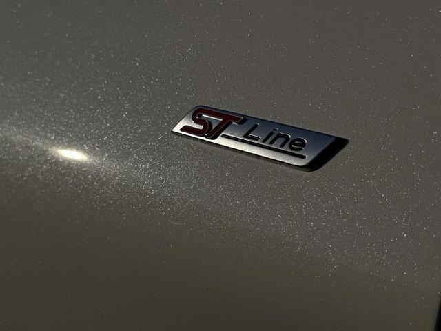 Photo of 2025 White Ford Explorer