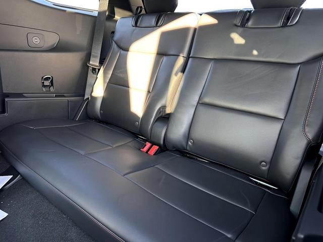 Photo of 2025 White Ford Explorer