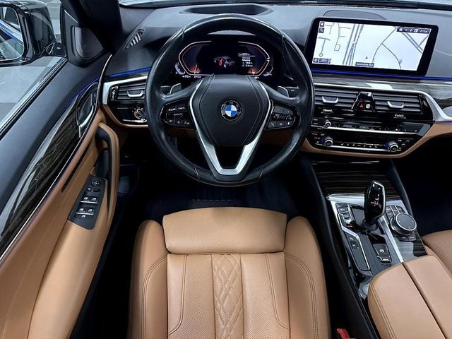 Photo of 2021 Black Sapphire Metallic BMW 540