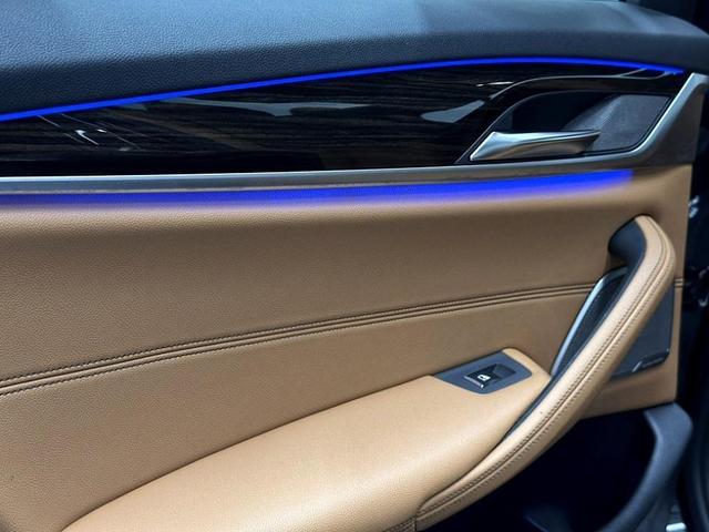Photo of 2021 Black Sapphire Metallic BMW 540
