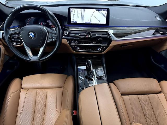 Photo of 2021 Black Sapphire Metallic BMW 540