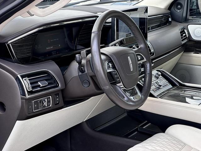 Photo of 2022 Metallic Lincoln Navigator