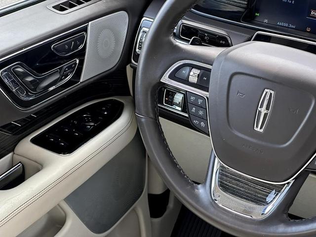 Photo of 2022 Metallic Lincoln Navigator