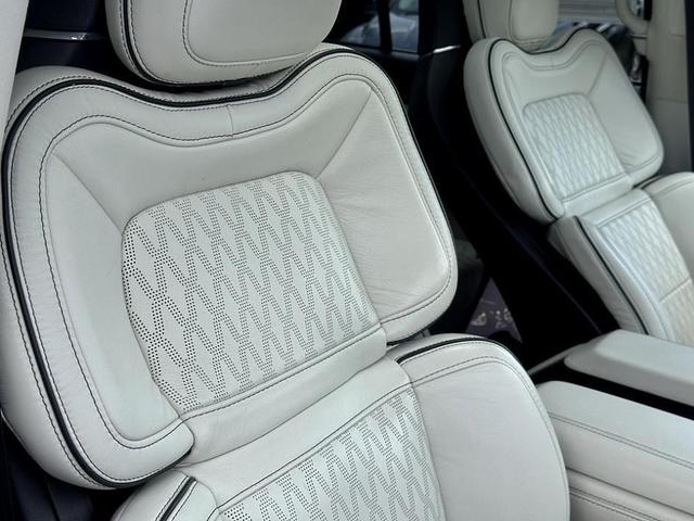 Photo of 2022 Metallic Lincoln Navigator