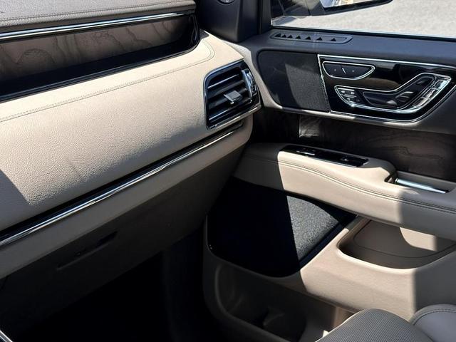 Photo of 2022 Pristine White Lincoln Navigator