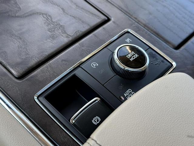 Photo of 2022 Pristine White Lincoln Navigator