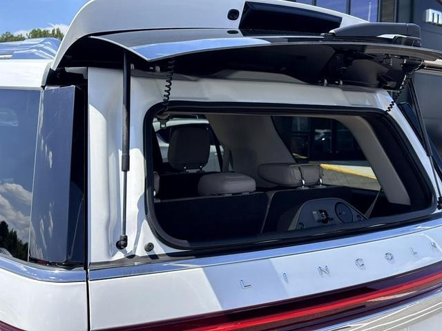 Photo of 2022 Pristine White Lincoln Navigator