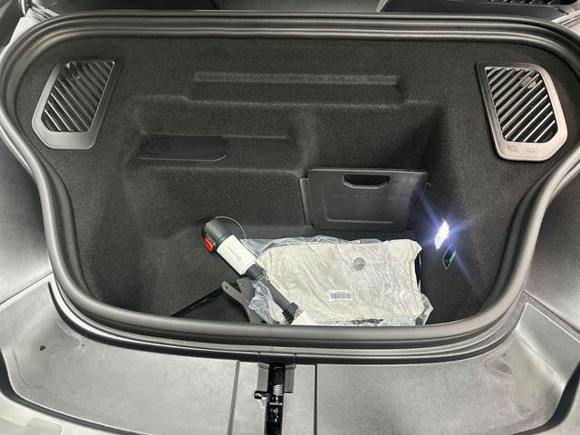 Photo of 2025 Dolomite Silver Metallic Porsche Macan