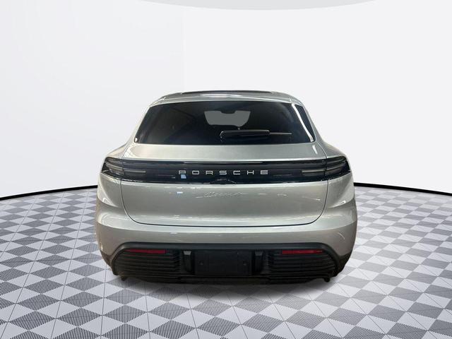 Photo of 2025 Dolomite Silver Metallic Porsche Macan