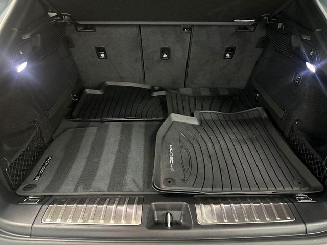 Photo of 2025 Dolomite Silver Metallic Porsche Macan