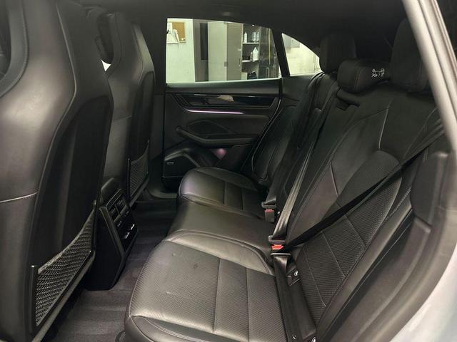 Photo of 2025 Dolomite Silver Metallic Porsche Macan