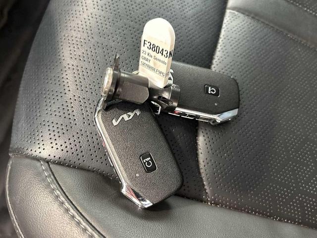 Photo of 2023 Wolf Gray Kia Sorento