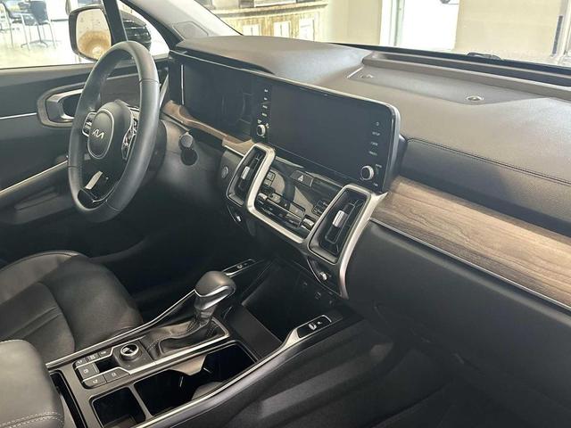Photo of 2023 Wolf Gray Kia Sorento