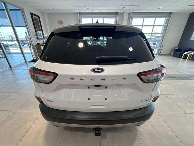 Photo of 2020 Oxford White Ford Escape