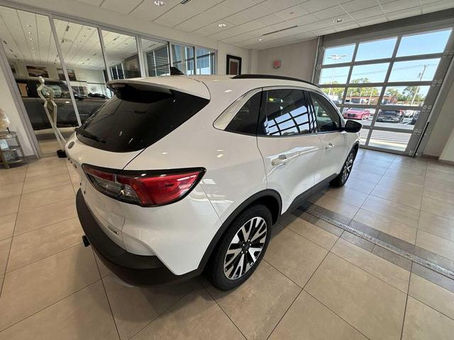 Photo of 2020 Oxford White Ford Escape