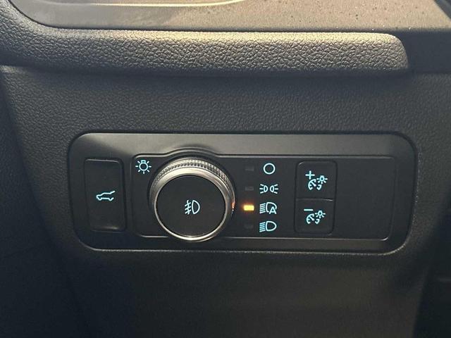 Photo of 2020 Oxford White Ford Escape