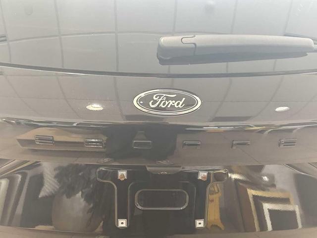 Photo of 2022 Agate Black Metallic Ford Escape
