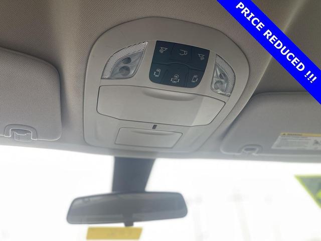 Photo of 2022 Bright White Clearcoat Chrysler Voyager