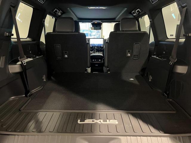Photo of 2025 Atomic Silver Lexus GX 550