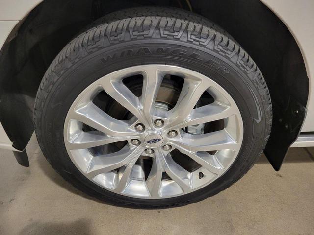 Photo of 2019 White Platinum Metallic Tri-Coat Ford Expedition Max