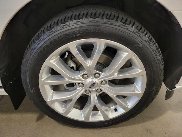 Photo of 2019 White Platinum Metallic Tri-Coat Ford Expedition Max