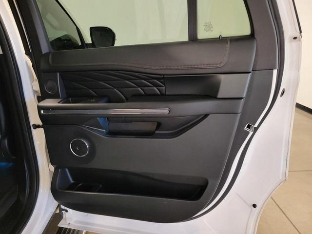 Photo of 2019 White Platinum Metallic Tri-Coat Ford Expedition Max