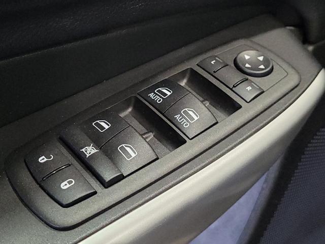 Photo of 2018 Diamond Black Crystal Pearlcoat Jeep Cherokee