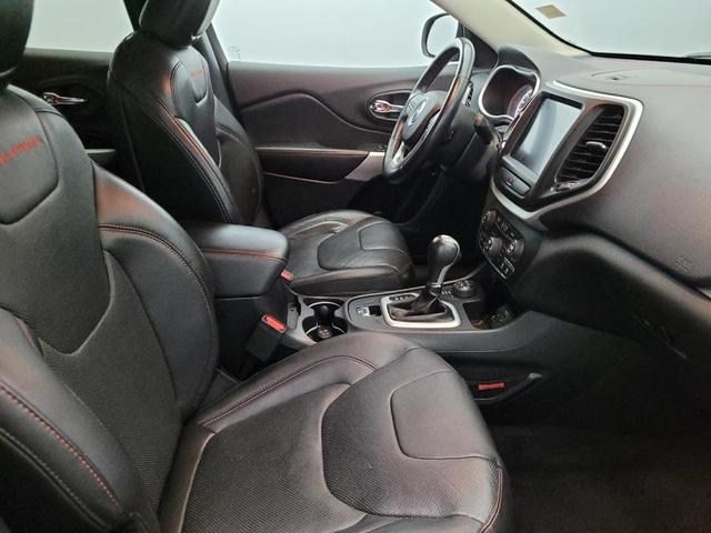 Photo of 2018 Diamond Black Crystal Pearlcoat Jeep Cherokee
