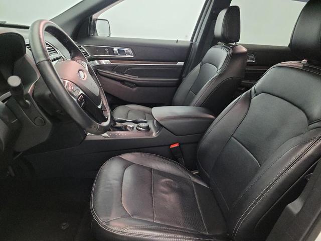 Photo of 2018 White Platinum Metallic Tri-Coat Ford Explorer