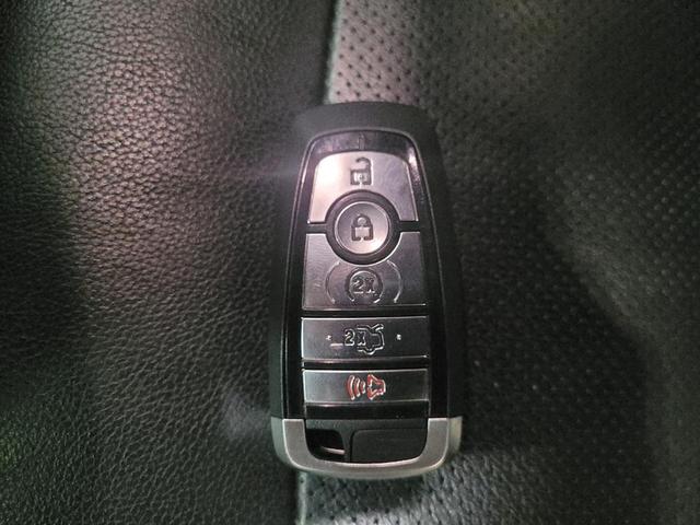 Photo of 2018 White Platinum Metallic Tri-Coat Ford Explorer