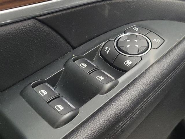 Photo of 2018 White Platinum Metallic Tri-Coat Ford Explorer