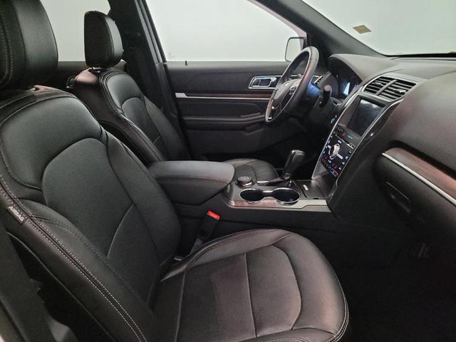 Photo of 2018 White Platinum Metallic Tri-Coat Ford Explorer
