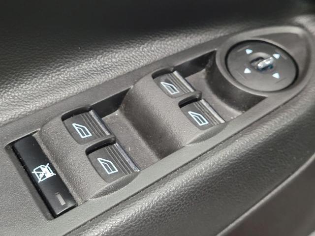 Photo of 2016 White Platinum Metallic Tri-Coat Ford Escape