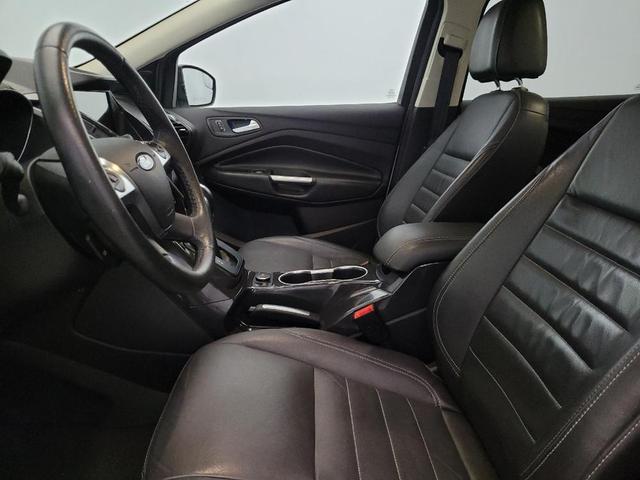 Photo of 2016 White Platinum Metallic Tri-Coat Ford Escape