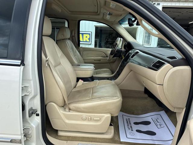 Photo of 2007 White Diamond Cadillac Escalade EXT