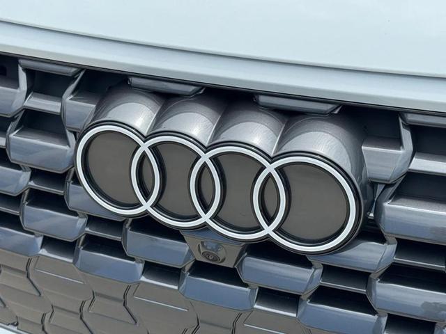 Photo of 2025 Glacier White Metallic Audi Q5