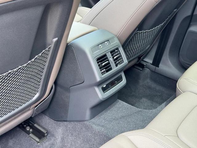 Photo of 2025 Glacier White Metallic Audi Q5