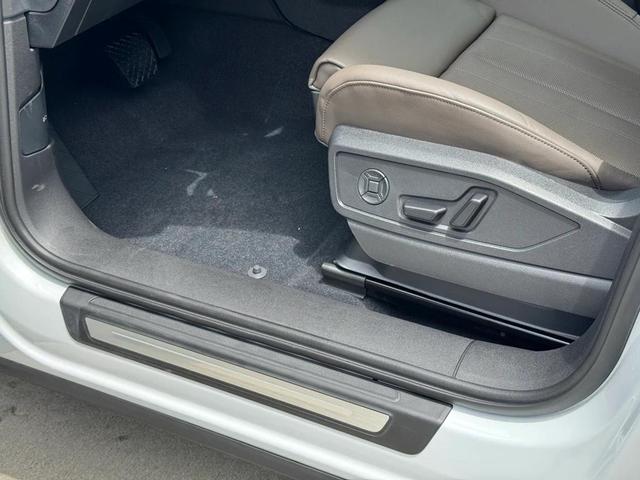 Photo of 2025 Glacier White Metallic Audi Q5