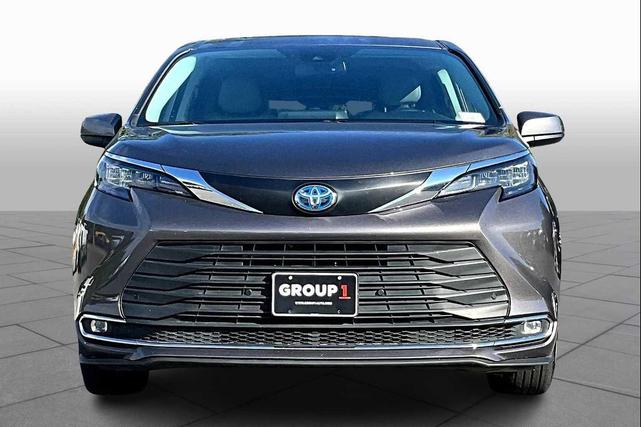 Photo of 2024 Predawn Gray Mica Toyota Sienna