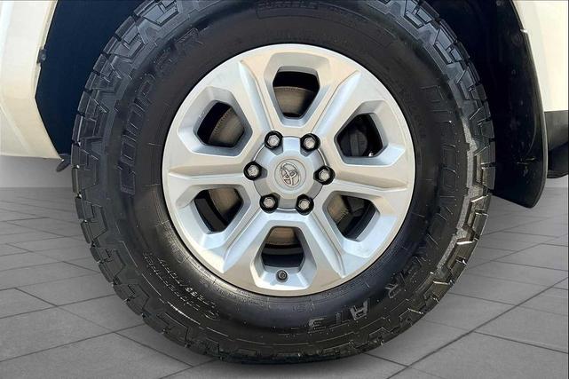 Photo of 2021 Super White Toyota 4Runner