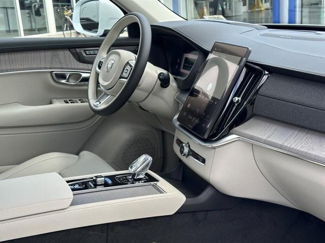 Photo of 2025 Crystal White Pearl Volvo XC90 Plug-In Hybrid