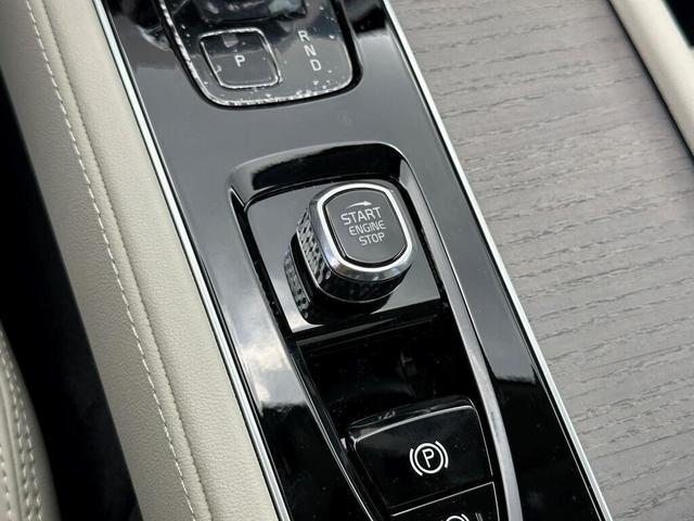 Photo of 2025 Crystal White Pearl Volvo XC90 Plug-In Hybrid