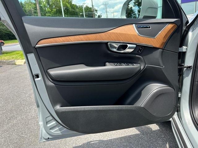 Photo of 2024 Metallic Volvo XC90 Recharge Plug-In Hybrid