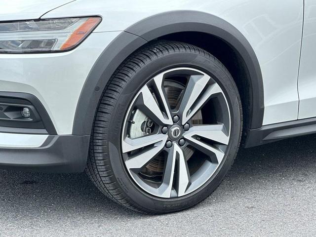 Photo of 2024 Crystal White Metallic Volvo V60 Cross Country